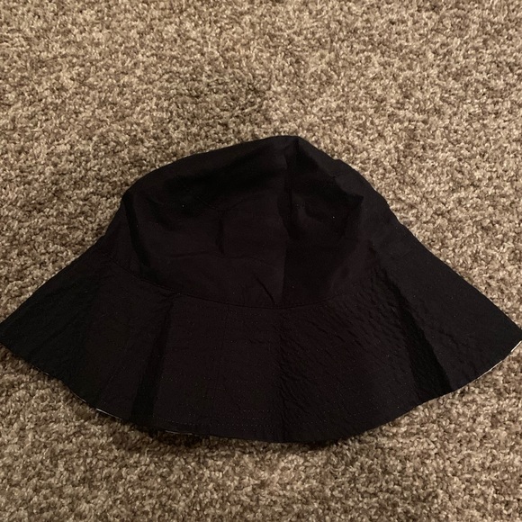 Zebra Printed / Black Reversible Bucket Hat - Picture 4 of 5